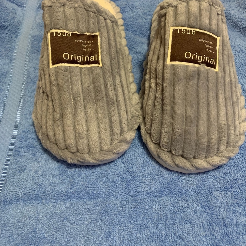 Gray Ribbed Slippers - Picture 4 of 4